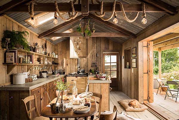 baan Zij zijn Sporten Rough-luxe hideaway cabin in Cornwall, UK