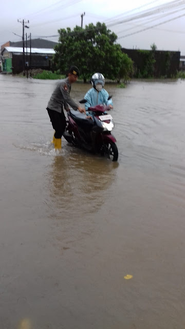 Banjir Melanda Kota Makassar, Sabhara Polda Sulsel Gerak Cepat Bantu Masyarakat