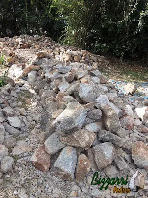 Pedra moledo, para construção de torre de pedra, com tamanhos de 20 cm a 30 cm.