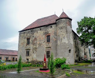 Замок Сент-Миклош. Памятник «Пламя мира»