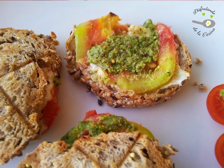 SANDWICH CALIENTE DE MOZZARELLA, TOMATE Y PESTO DE RÚCULA