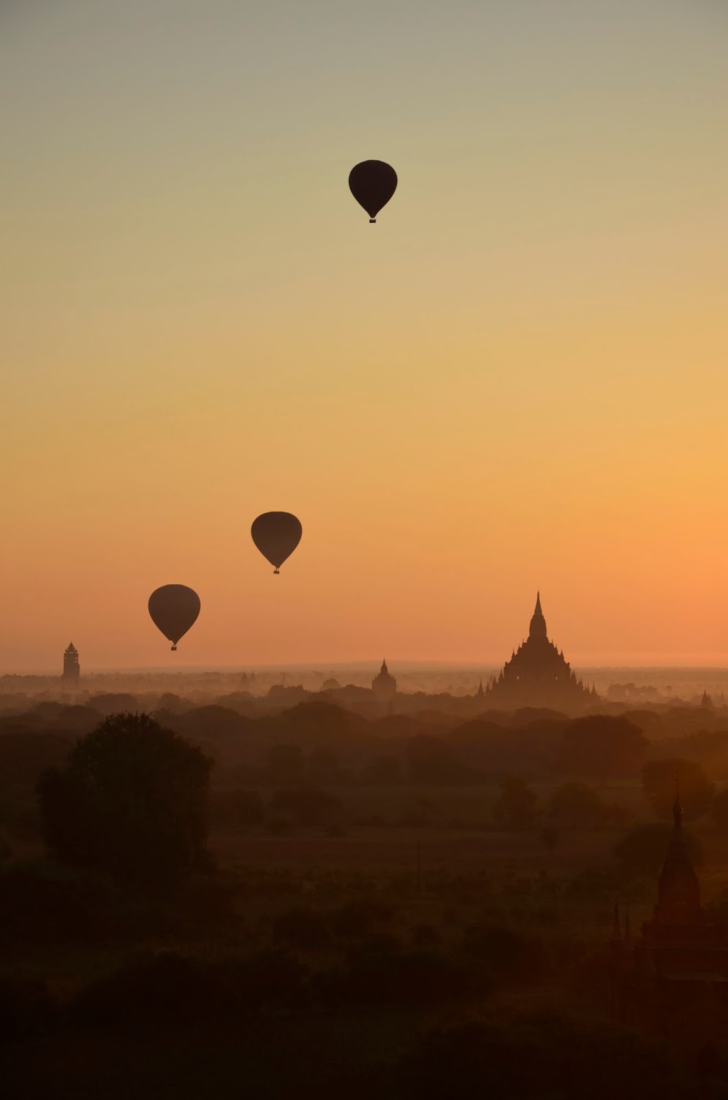 Amanecer con globos aerostáticos en Bagán Amanecer con globos aerostáticos en Bagán