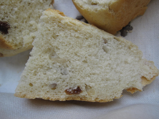  pan con pasas y pipas a las finas hierbas 
