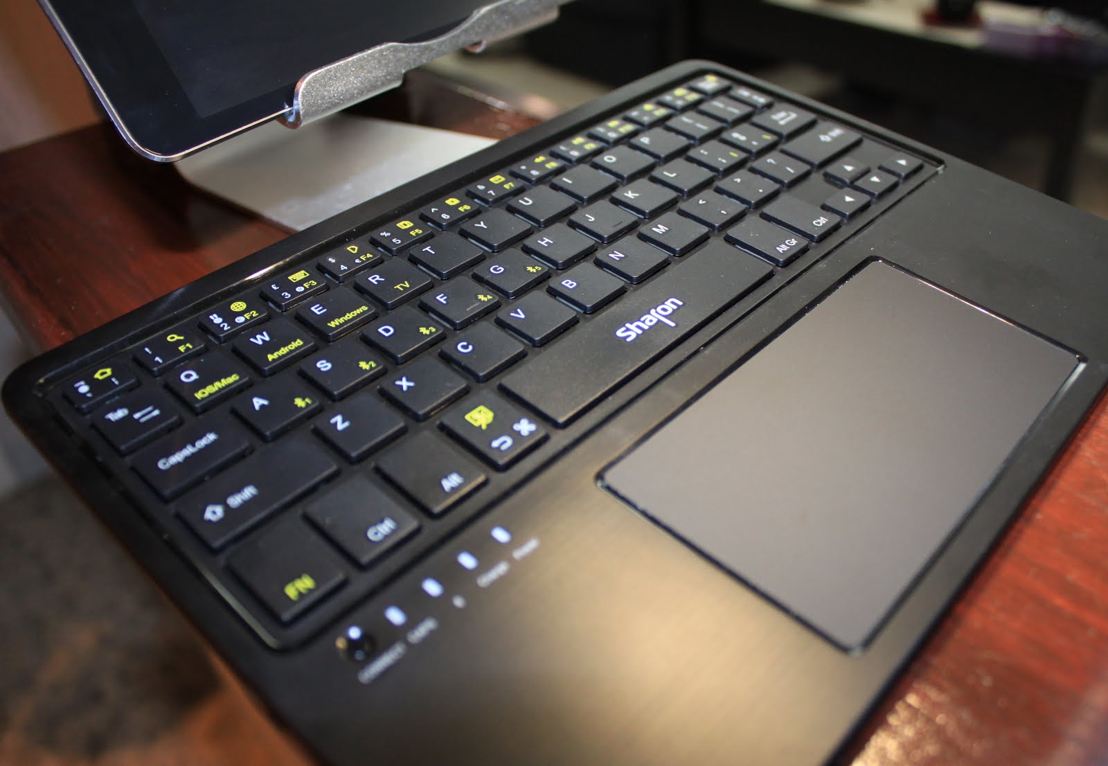 Leicke Tastiera bluetooth con touchpad multi punto