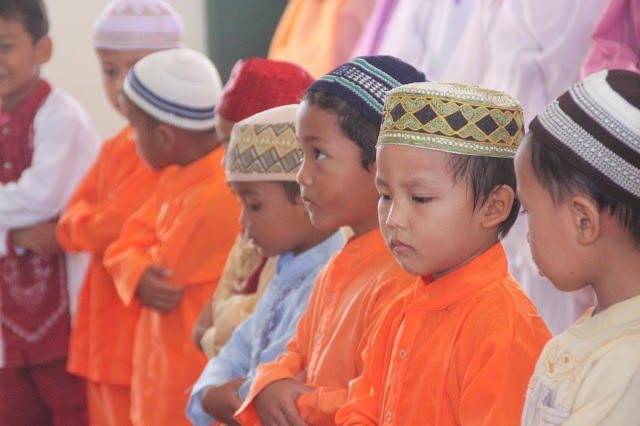 Sering Dipakai, Memangnya Apa Sih Hukum Memakai Kopiah Saat Shalat? Sering Dipakai, Memangnya Apa Sih Hukum Memakai Kopiah Saat Shalat?