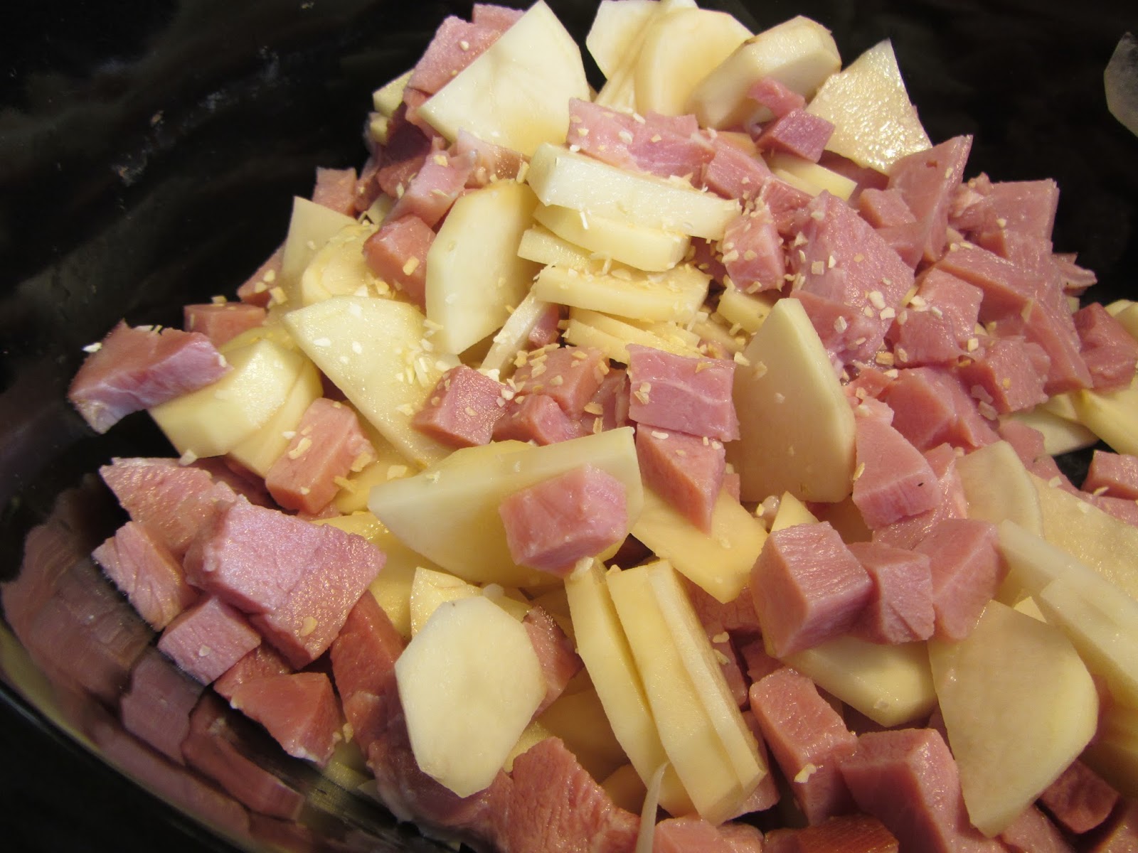 The Unlikely Homeschool {Clean} Slow Cooker Scalloped Potatoes with Ham