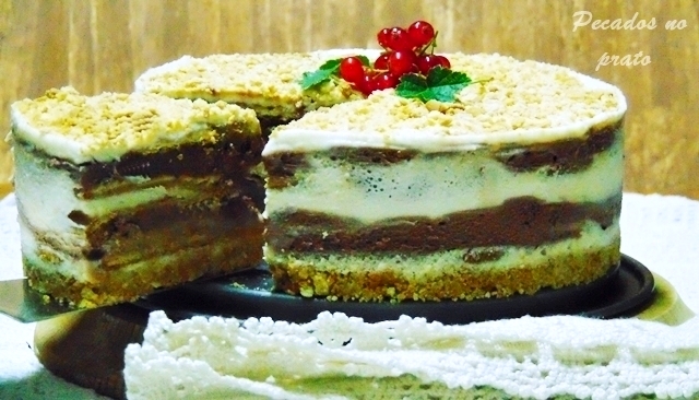 Gelado de chocolate com natas e bolacha