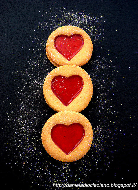 biscotti con cuore di composta biologica di goji e cioccolato bianco