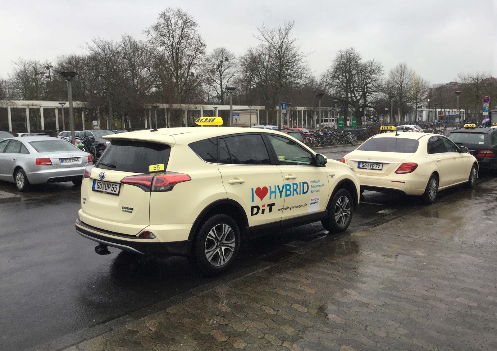 Die Zeiten Andern Sich Gewaltig Taxifahrer Bei Uns Wahlen Immer Ofters Einen Toyota Statt Vorher Einen Mercedes
