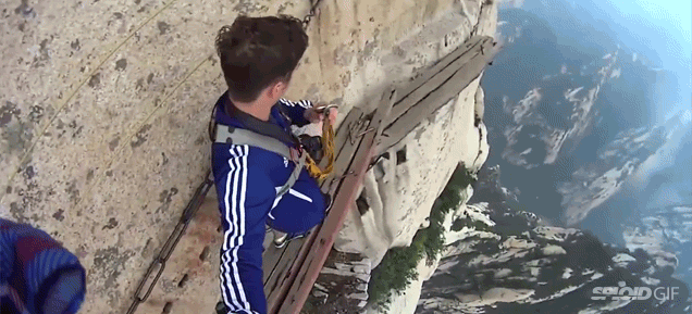Guy Removes Harness to Walk On a Narrow Plank in The Sky