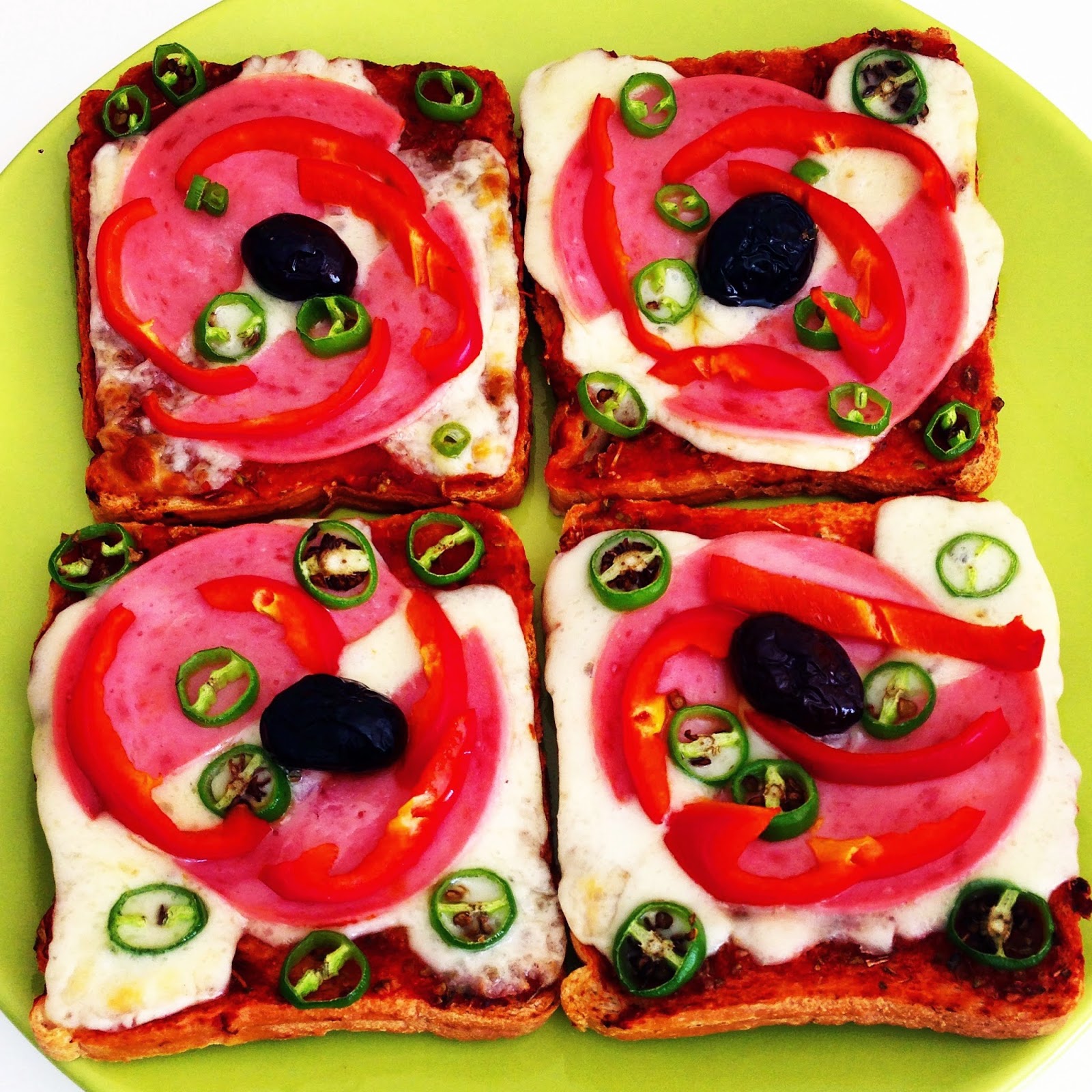 Özen�in mutfağından Özen�li tarifler ) Tost Ekmeği ile Pratik Pizza