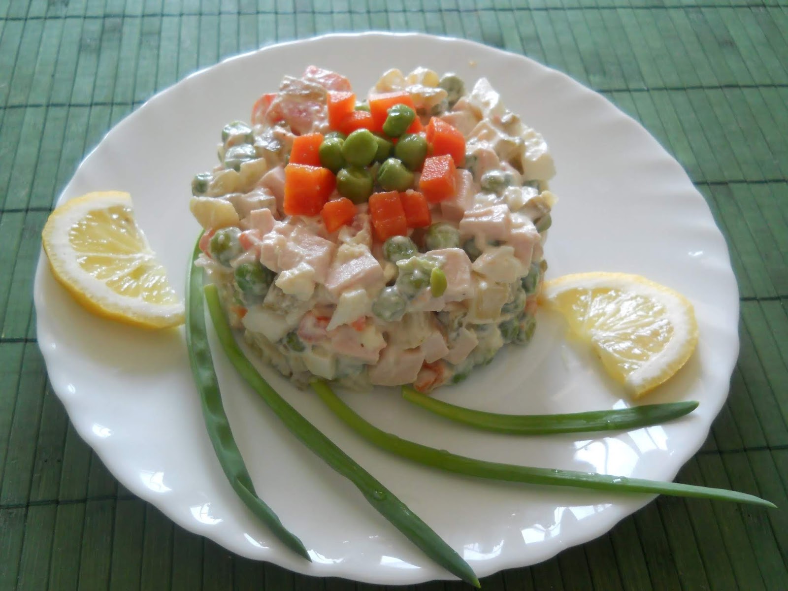 Салат с курицей и яйцом: пошаговые рецепты с фото для легкого приготовления