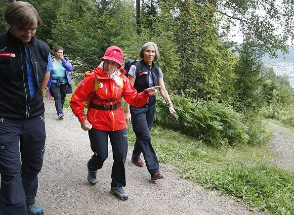 The 80-year old Queen Sonja of Norway walked in the woods in Drafnkollen with multicultural women and the Norwegian Trekking Association