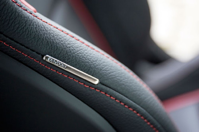 Tay lái Mercedes AMG A45 4MATIC 2019 Tay lái Mercedes AMG A45 4MATIC 2019 3 chấu bọc da nappa với chỉ khâu màu Đỏ