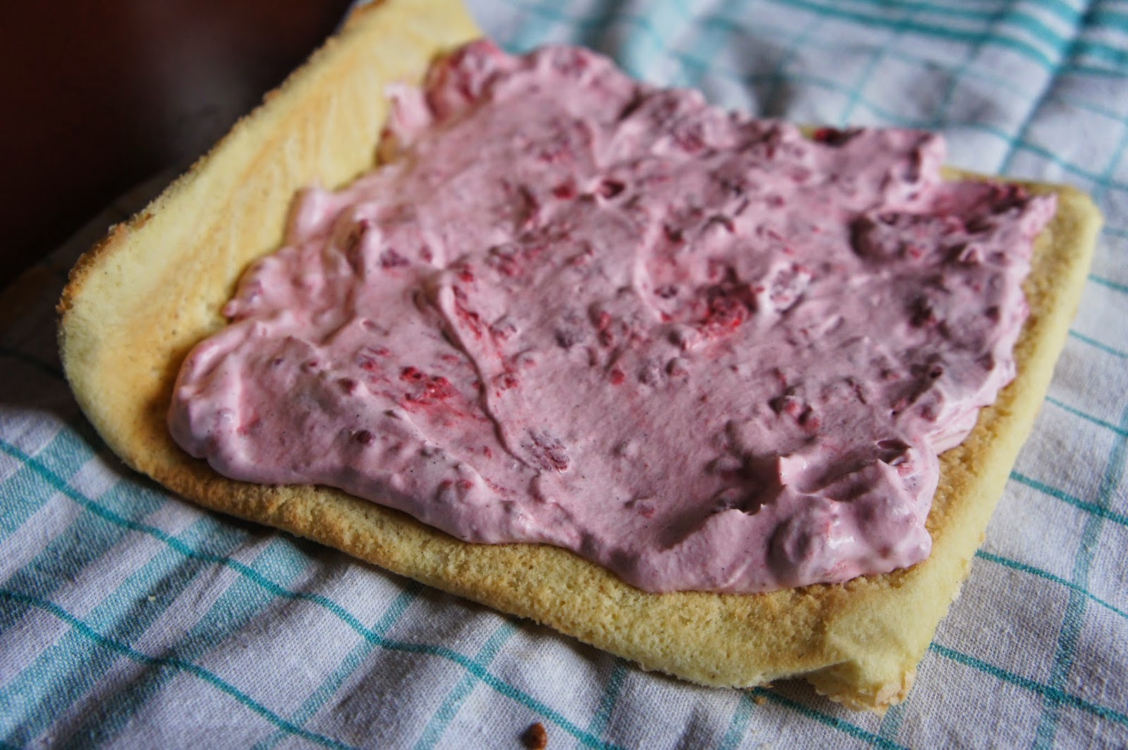 REZEPT: glutenfreie Biskuitrolle mit Himbeerfüllung ♥ Ein glutenfreier Blog