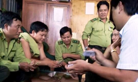 Cán bộ kiểm lâm sát phạt nhau tại trụ sở - Ảnh 1 Can bo kiem lam sat phat nhau tai tru so - Anh 1