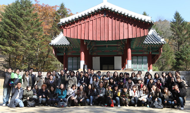Foto de grupo en las Tumbas reales de Gwangneung
