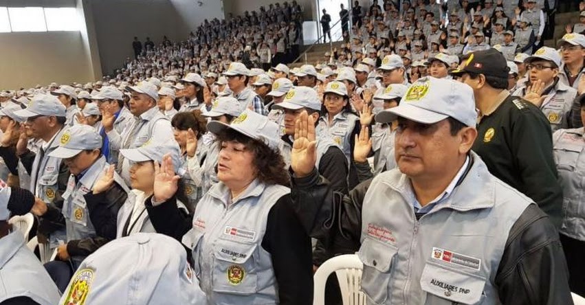 Juramentaron 946 civiles como auxiliares de la Policía Nacional del Perú - PNP - www.pnp.gob.pe Juramentaron 946 civiles como auxiliares de la Policía Nacional del Perú - PNP - www.pnp.gob.pe