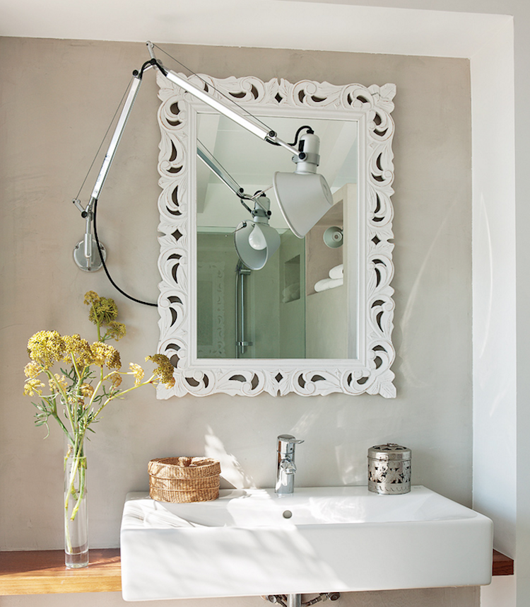 Baño con flexo  y espejo vintage