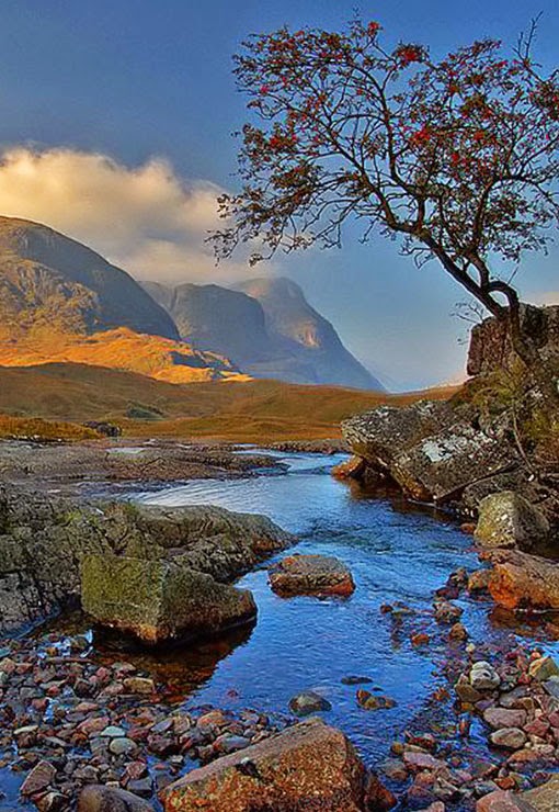 The village falls within the Ross, Skye and Lochaber part of the Highland council area for local government purposes. It is part of the registration county of Argyll and the lieutenancy area of Inverness for ceremonial functions.