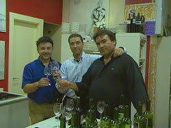 el equipo Carlos Sancho, Javier Torres y Ciriaco Yáñez catando en el taller nuestros nuevos vinos