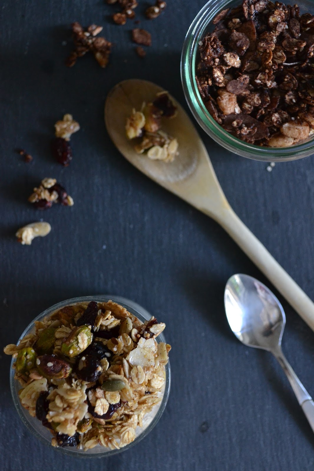 Kakao-Kokos-Walnuss &amp; Pistazien-Cranberry Granola - The Recipe Suitcase