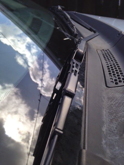 EPCgarage: Changing Nissan Versa's Wipers