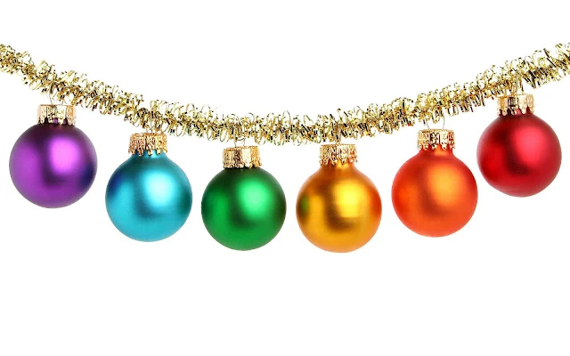 Gekleurde kerstballen aan een gouden kerstslinger