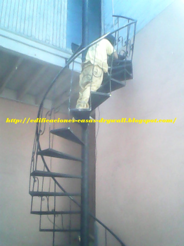 MMD construcciones: Escalera caracol de 4mt de alto con pasos de 85cm