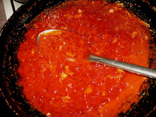 [Image: frying+tomato,+onion+and+seasonig+for+gr...f+rice.jpg]