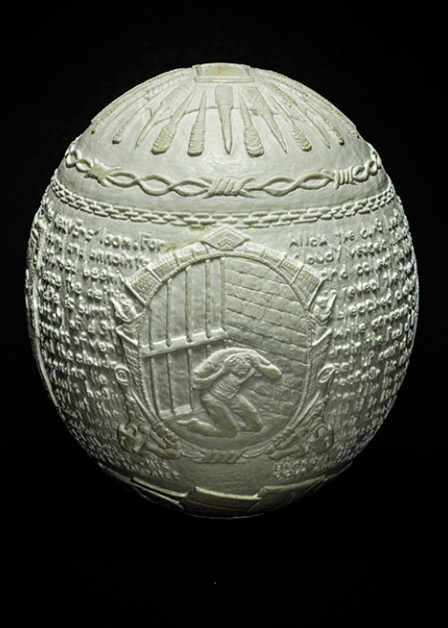 08-Jargon-Gil-Batle-Hatched-in-Prison-Carvings-on-Ostrich-Eggs-www-designstack-co