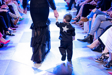 Sao Việt rộ mốt mang con lên sàn diễn thời trang - Ảnh 3 Sao Viet ro mot mang con len san dien thoi trang - Anh 3