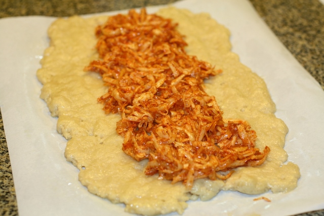 masa estirada con relleno de queso y cebolla