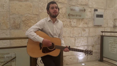 Ari Hill interpreta espontáneamente la hermosa canción "El del Nombre Santo" en la tumba del profeta Samuel.