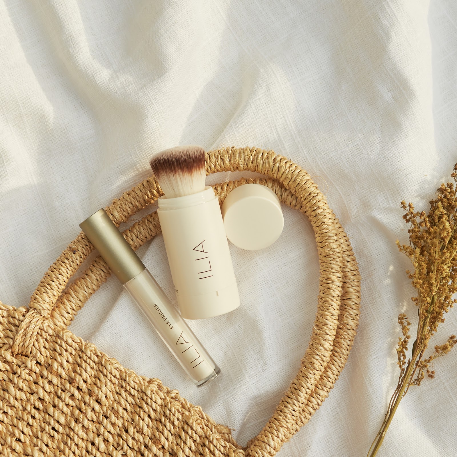 ilia brightening eye primer on & on ilia moondance spf 20 powder review swatches natural organic makeup brands hellolindasau sephora the detox market