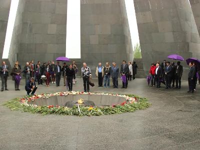 INTOSAI conmemora víctimas en el Tsitsernakaberd
