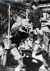 毎日新聞の昭和写真館から: 出荷用の大根をむさぼる飢えた子供たち (1947)