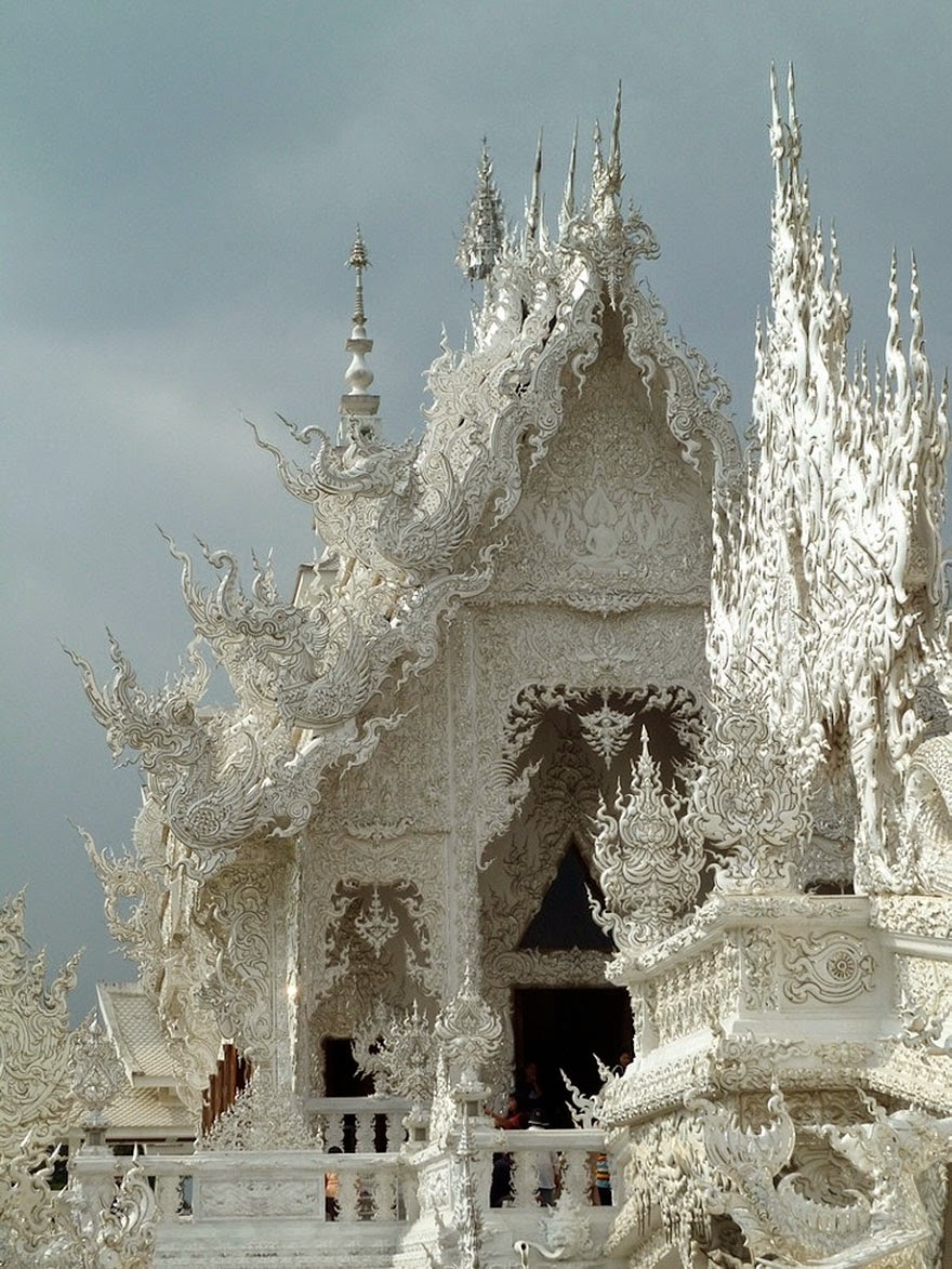 Thailand's White Temple Looks Like it Came Down From Heaven