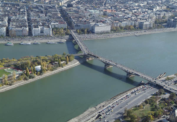 Міст Маргіт складається з двох частин, які з'єднуються на острові, що стоїть посередині Дунаю