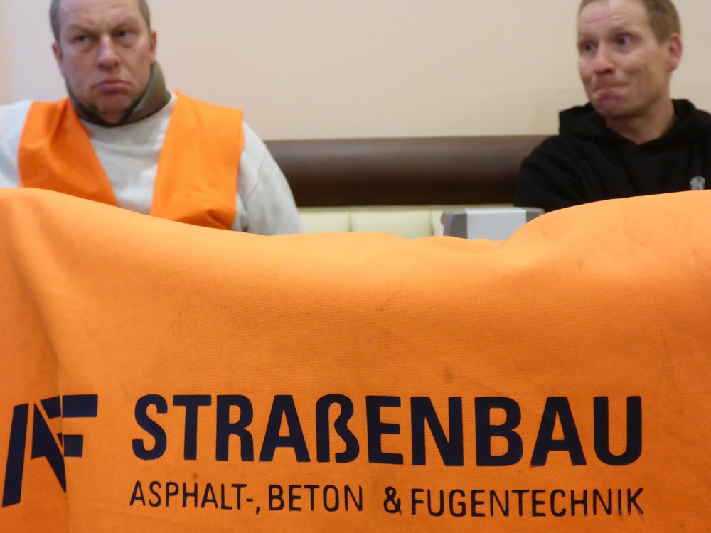 "STRAßENBAU" steht auf Schutzwesten von Bauarbeitern