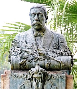Federico Villarreal Foto a la escultura de Federico Villarreal