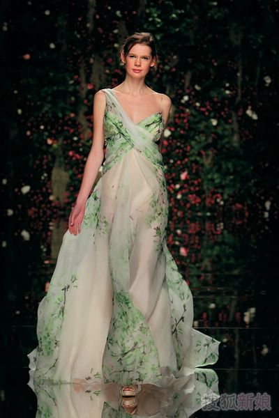 Wholesale Wedding Dresses AU: Elegant Flowing Wedding Dress For the ...