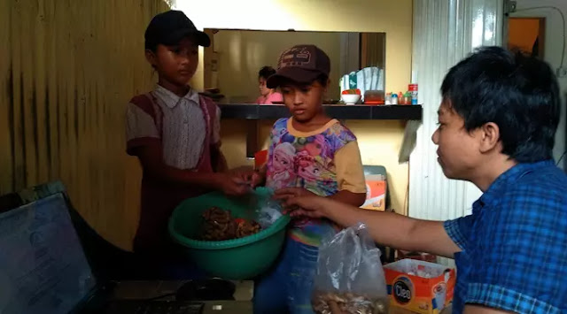 Jualan Kacang Rebus Keliling, 2 Bersaudara Ini Ingin Beli Tiket Untuk Pulang. Berikut Kisahnya Jualan Kacang Rebus Keliling, 2 Bersaudara Ini Ingin Beli Tiket Untuk Pulang. Berikut Kisahnya