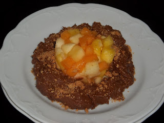 ... tartara di frutta su mousse di cioccolato fondente all'arancio e amaretti ...
