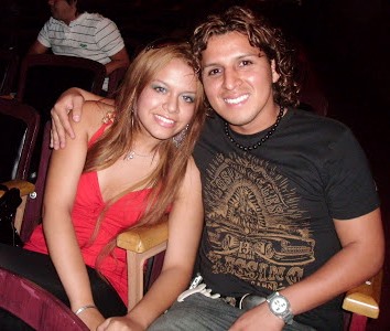 Néstor Villanueva con Flor Polo Díaz Foto de Néstor Villanueva sentado con Flor Polo Díaz