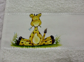 toalha pintada com girafa