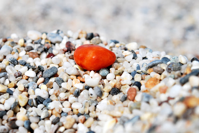 Piedra roja en la playa de los muertos. Cabo de Gata.