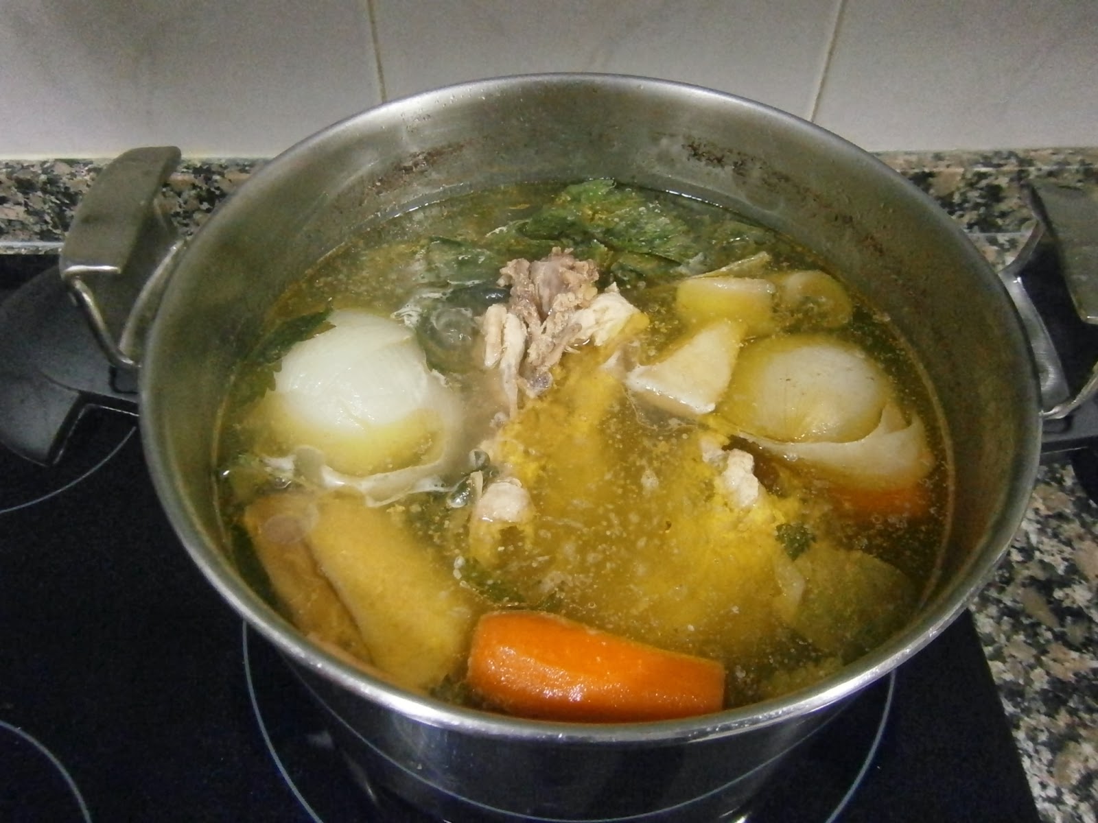 OSUKAA IS COOKING CALDO DE POLLO CASERO / HOMEMADE CHICKEN BROTH