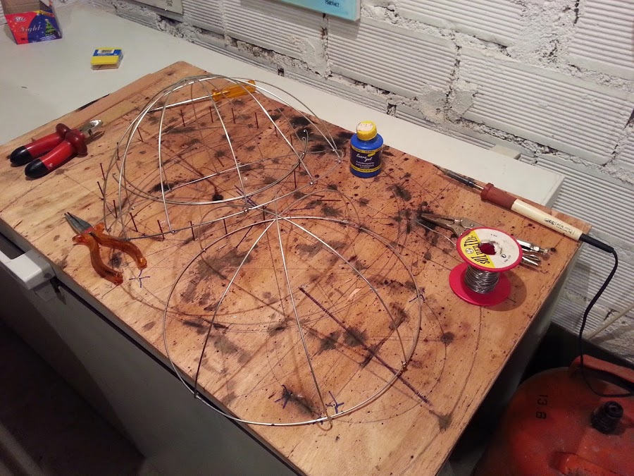 crear las semi esferas luminosas soldando escaparate navideño