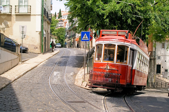 Γνωρίστε τη Λισαβώνα μέσω... τραμ (Photos)